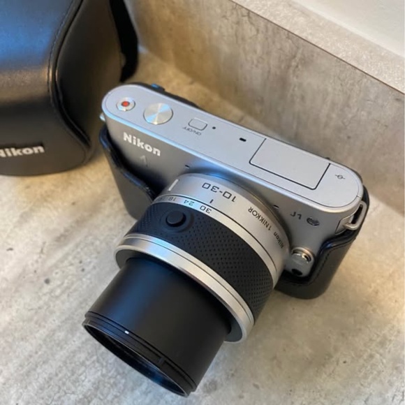 Nikon 1 J1 Mirrorless Interchangeable-Lens Digital Camera 10.1 Megapixel - Picture 2 of 7